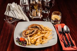 Piept de pui umplut cu cascaval, ciuperci si sunca