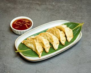 7.Gyozas de cerdo (5 pzs.)炸猪肉饺子