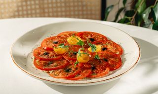 პომიდვრის კარპაჩო ავოკადოს კრემით