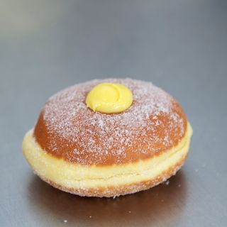 Bomba farcita con crema pasticcera