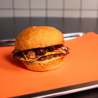 ალუბალი ბეკონით	