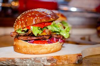 Carski burger s krumpirićima