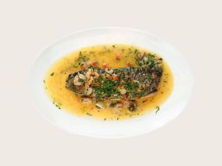 Філе річкової форелі з креветками та масляним соусом (320g)