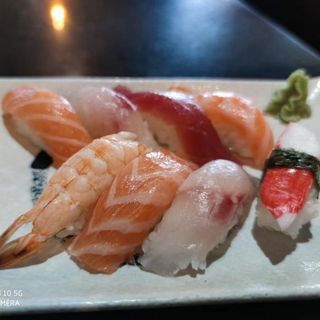 75.Nigiri misti 8 pezzi