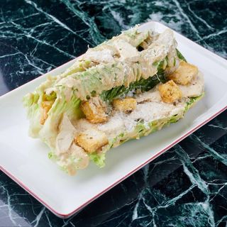 Ensalada César con crujiente de pollo