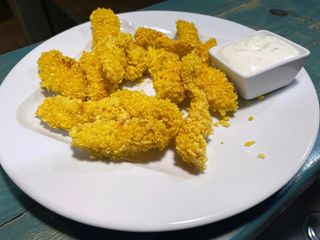 Хрупкави пилешки хапки с чеснов сос (250г)