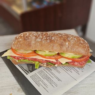 Чабата пълнозърнесто хлебче с луканка