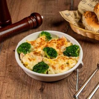 Pui nobil cu broccoli la cuptor