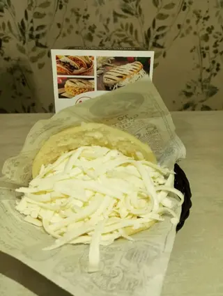 Arepa Asada Tradicional Con Queso Blanco