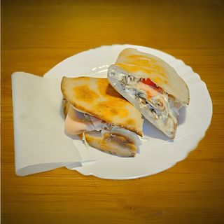 Topli sendvič sa pilećom šunkom