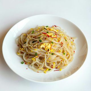 Tăiţei de orez prăjiti cu ou