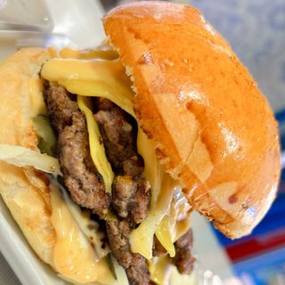 Double Cheeseburger & Cheesy Fries & Boisson Gazeuse