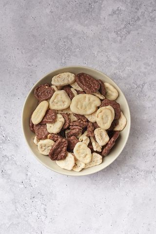 Plátano chips  mix bañados en yogurt y chocolate negro
