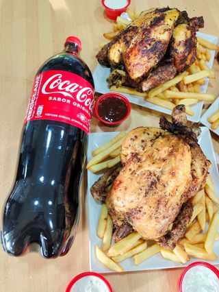 2 Pollo A L'Ast Entero Con Patatas Y Coca-Cola Sabor Original botella 2L.