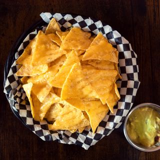 Nachos con queso e guacamole