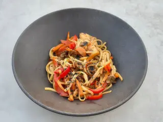 Азіатська лапша з курчам та овочами (300g)