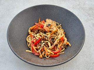 Азіатська лапша з курчам та овочами (300g)