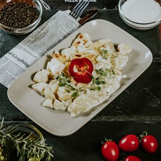 Cartofi la cuptor cu sos alb de usturoi