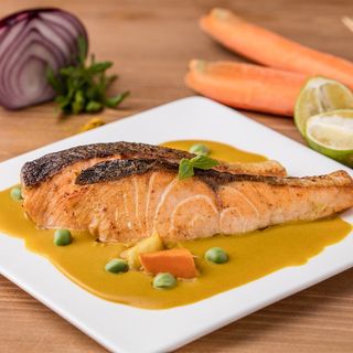 T60 Salmon grelado com arroz e batata frita