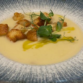 Krem z białych warzyw  z oliwą truflową i domowymi grzankami