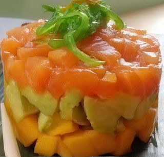 Timbal De Salmón Con Aguacate Y Fruta Temporada