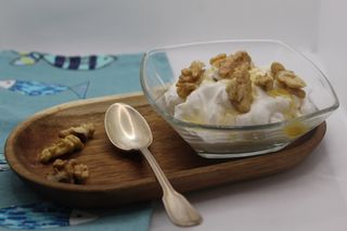 Yogurt dessert con miele e noci