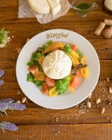 Салат с сыром Буррата