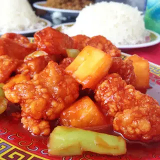 Pollo empanado en salsa