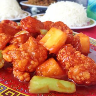 Pollo empanado en salsa