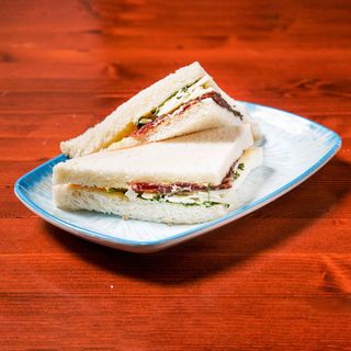 Tramezzino con maionese, bresaola, rucola, parmigiano