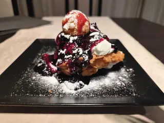 Papanași cu smântână și dulceață