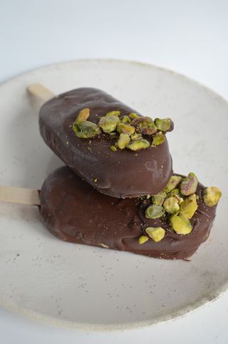 Inghețată de fistic învelită în ciocolată - 85g