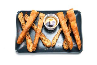 ქართული თონის პური სანელებლებით და კახური ზეთით