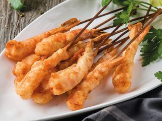 Креветки на шампуре жареные