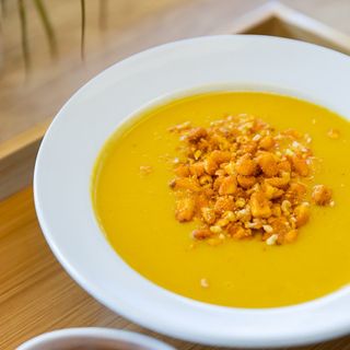 Supă crema de porumb cu lapte de cocos, chilli și boabe de porumb picante