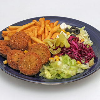 Talerz w zestawie z falafelem