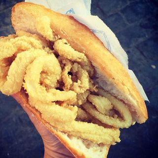 Bocadillo de calamar con alioli