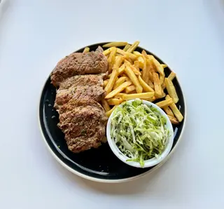 Ceafa de porc cu cartofi prajiti si salata de varza