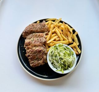 Ceafa de porc cu cartofi prajiti si salata de varza