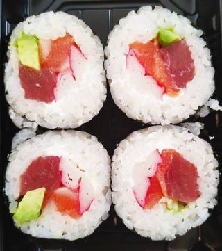 Salmon, atun, surimi, aguacate y queso (8uds)