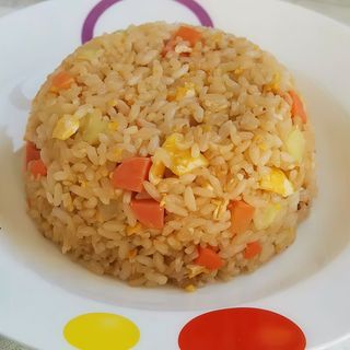 Arroz frito negro con jamón york