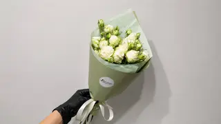 თეთრი სპრეი ვარდების თაიგული