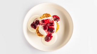 Сырники с вишнёвым конфитюром