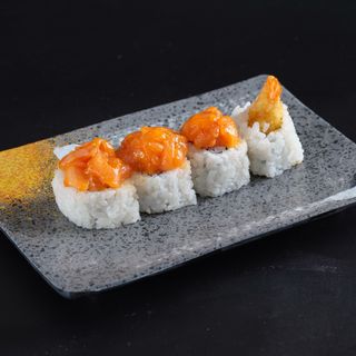 87.Uramaki de tempura de langostino, salmón picante (4 uds.)