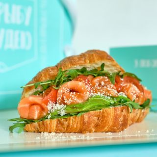 Круассан с лососем