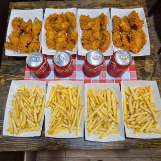 24 tiras de pollo crispy + 4 de patatas fritas + 4 bebidas a elegir