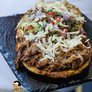 Patacones mixto con pollo y ternera deshilachada