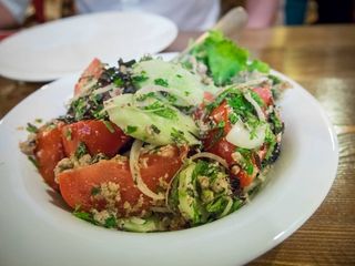 კიტრი-პომიდვრის სალათი ნიგვზით