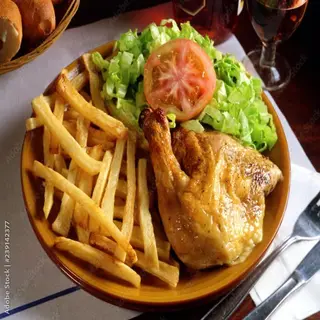 2 MUSLOS DE POLLO CON ENSALADA Y PATATAS 