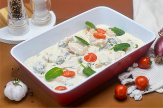 Oala cu piept de pui cu sos de parmezan si spanac 800gr